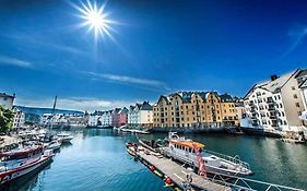 Alesund Apartment With Free Parking